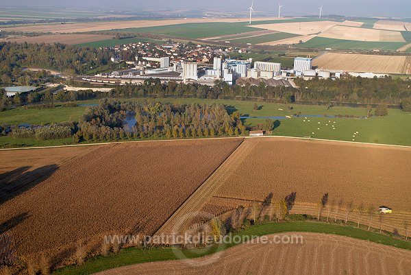 Omey, vallee de Marne (51), France - FMV142