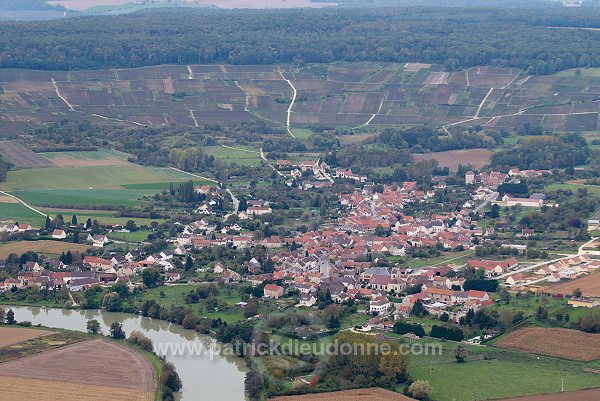 Trelou-sur-Marne et vignobles, Aisne (02), France - FMV231