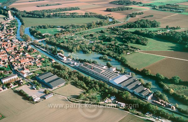 Tours-sur-Marne, Marne (51), France. - FMV347