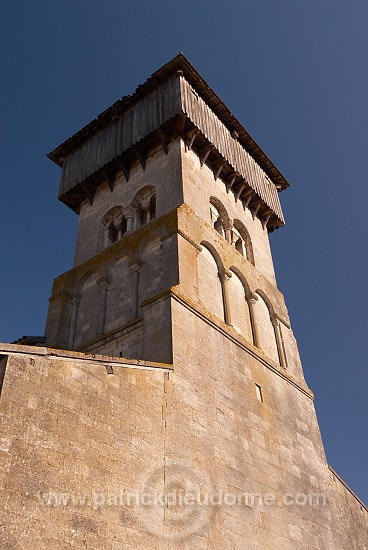 Eglise fortifiee, Dugny-sur-Meuse (55), France - FME209