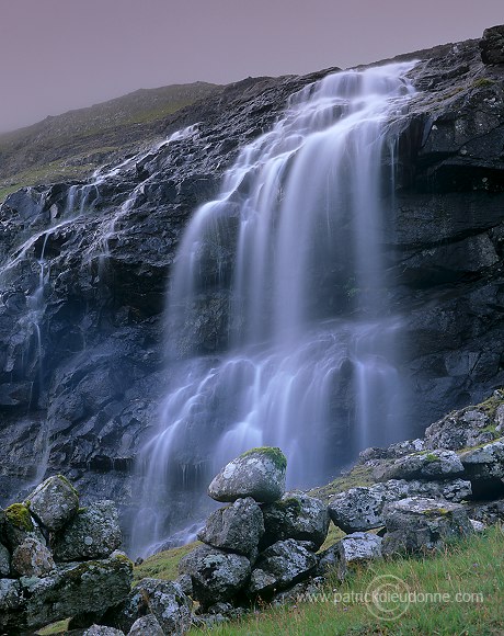Waterfall, Saksun, Faroe islands - Cascade, iles Feroe - FER002