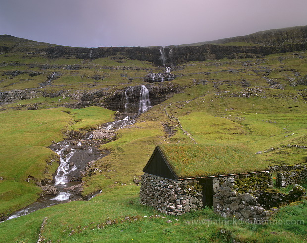 Farm, Saksun, Faroe islands - Ferme traditionnelle, iles Feroe - FER011