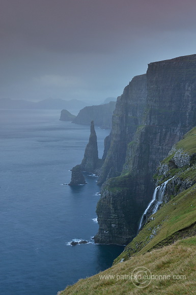 Oknadalsdrangur, Sandoy, Faroe islands - Oknadalsdrangur, iles Feroe - FER368