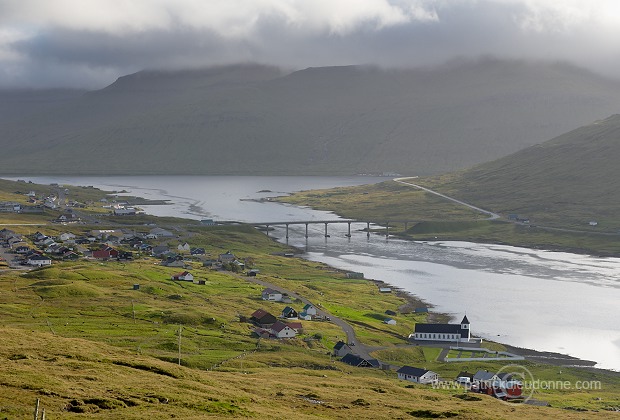 Nordskali bridge, Faroe islands - Pont de Nordskali, iles Feroe - FER684