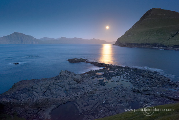 Moonrise near Gjogv, Faroe islands - Lever de lune, iles Feroe - FER703