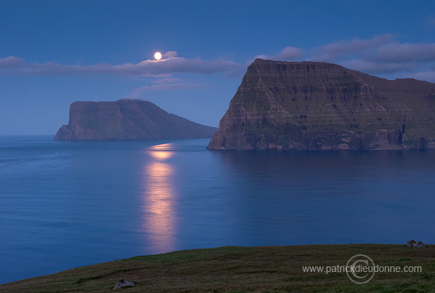 Moonrise on Kunoy and Vidoy, Faroe islands - Lever de lune, iles Feroe - FER756