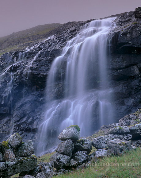 Waterfall, Saksun, Faroe islands - Cascade, iles Feroe - FER002