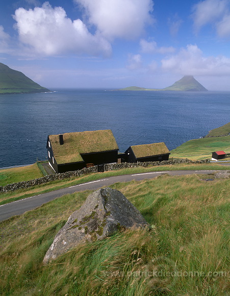 Turf roofed houses, Streymoy, Faroe islands - Maisons traditionnelles, iles Feroe - FER015