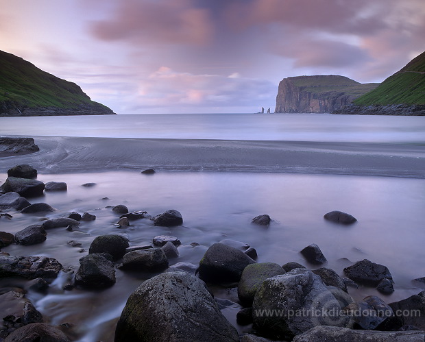 Tjornuvik bay, Risin and Kellingin sea stacks, Faroe islands - Tjornuvik, iles Feroe - FER024