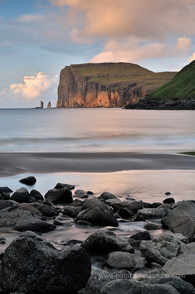 Tjornuvik bay, Risin and Kellingin sea stacks, Faroe islands - Tjornuvik, iles Feroe - FER126