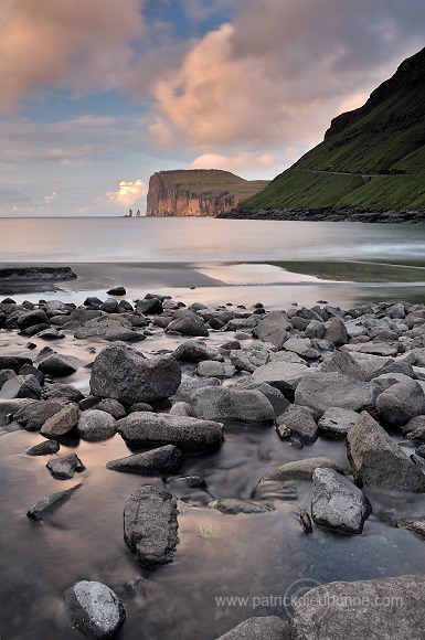 Tjornuvik bay, Risin and Kellingin sea stacks, Faroe islands - Tjornuvik, iles Feroe - FER127