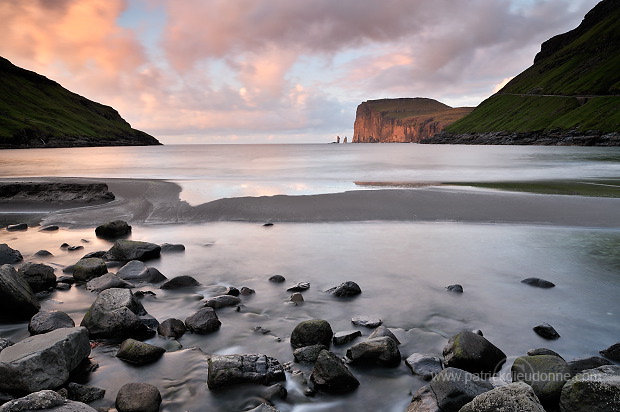 Tjornuvik bay, Risin and Kellingin sea stacks, Faroe islands - Tjornuvik, iles Feroe - FER128