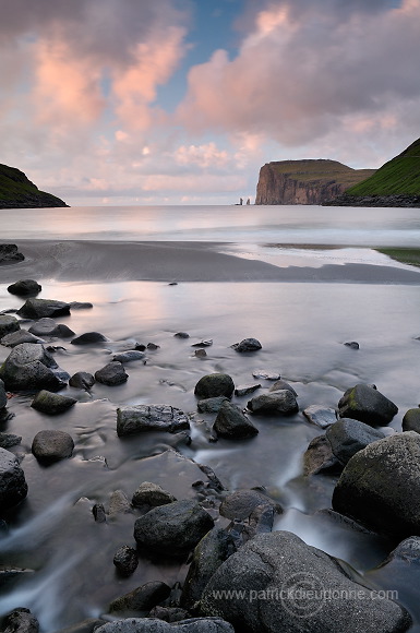 Tjornuvik bay, Risin and Kellingin sea stacks, Faroe islands - Tjornuvik, iles Feroe - FER129