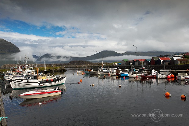 Leirvik harbour, Eysturoy, Faroe islands - Port de Leirvik, iles Feroe - FER145