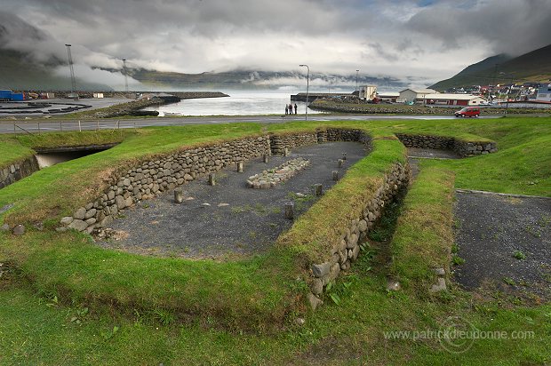 Viking site, Leirvik, Eysturoy, Faroe islands - Maison viking, iles Feroe - FER161