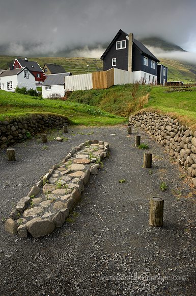 Viking site, Leirvik, Eysturoy, Faroe islands - Maison viking, iles Feroe - FER166