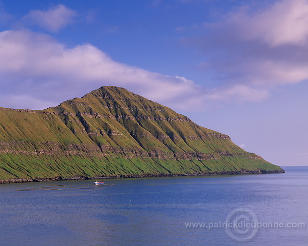 Boat in Funningsfjordur, Eysturoy, Faroe islands - Funningsfjordur, iles Feroe - FER017