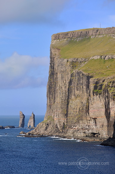 Risin and Kellingin sea stacks, Faroe islands - Risin et Kellingin, iles Feroe - FER120