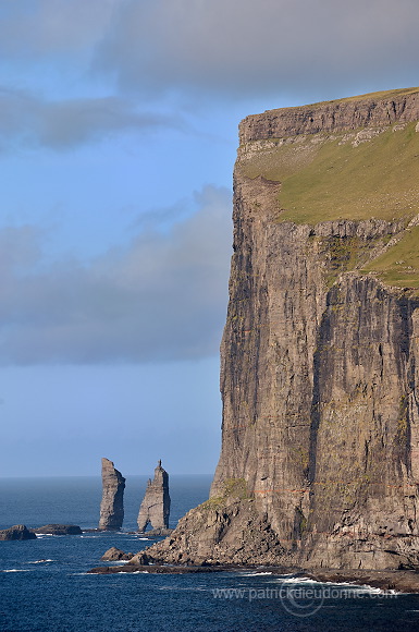 Risin and Kellingin sea stacks, Faroe islands - Risin et Kellingin, iles Feroe - FER121