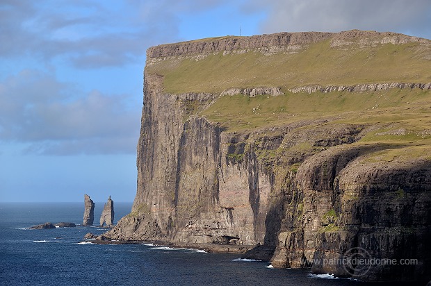 Risin and Kellingin sea stacks, Faroe islands - Risin et Kellingin, iles Feroe - FER122