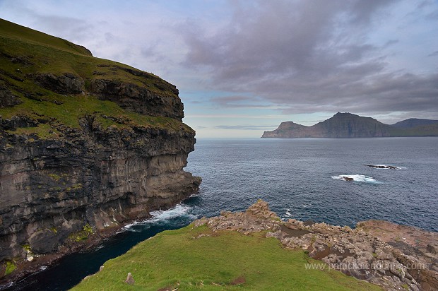 Kalsoy from Gjogv, Eysturoy, Faroe islands - Kalsoy, iles Feroe - FER222