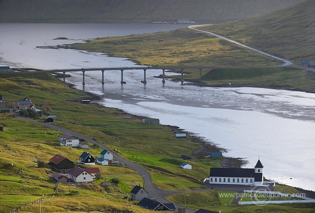 Nordskali bridge, Faroe islands - Pont de Nordskali, iles Feroe - FER685