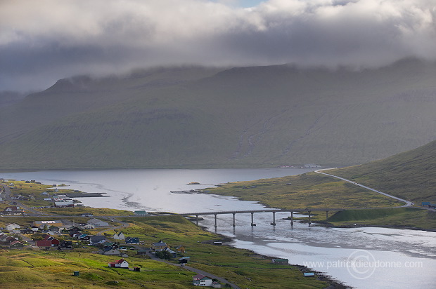 Nordskali bridge, Faroe islands - Pont de Nordskali, iles Feroe - FER686