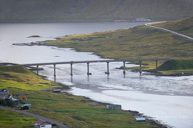 Nordskali bridge, Faroe islands - Pont de Nordskali, iles Feroe - FER687