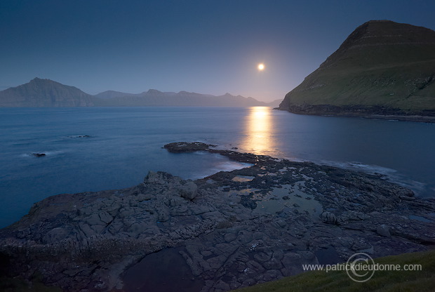 Moonrise near Gjogv, Faroe islands - Lever de lune, iles Feroe - FER703