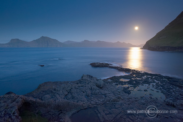 Moonrise near Gjogv, Faroe islands - Lever de lune, iles Feroe - FER704