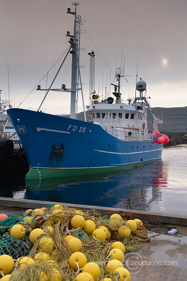 Toftir harbour, Faroe islands - Port de Toftir, iles Feroe - FER713