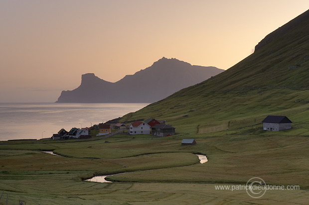 Elduvik and Kalsoy, Faroe islands - Elduvik et Kalsoy, iles Feroe - FER722