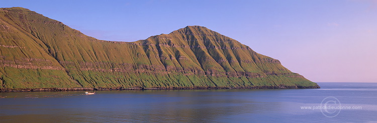 Boat in Funningsfjordur, Eysturoy, Faroe islands - Funningsfjordur, iles Feroe - FER050