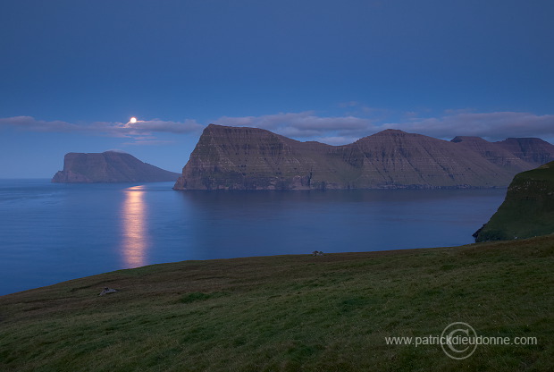 Moonrise on Kunoy and Vidoy, Faroe islands - Lever de lune, iles Feroe - FER755