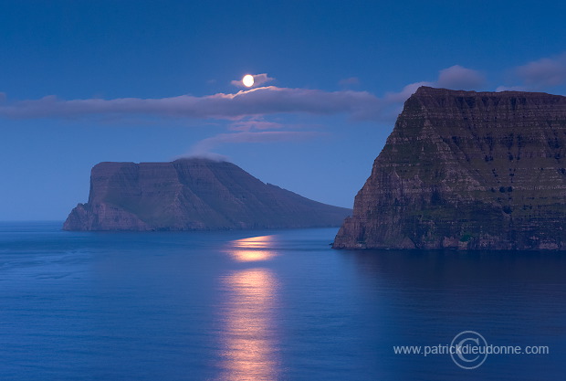 Moonrise on Kunoy and Vidoy, Faroe islands - Lever de lune, iles Feroe - FER757