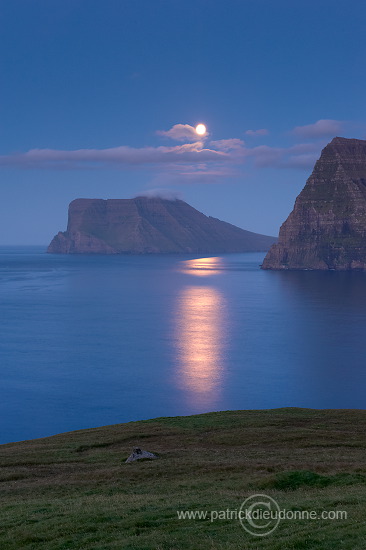 Moonrise on Kunoy and Vidoy, Faroe islands - Lever de lune, iles Feroe - FER758