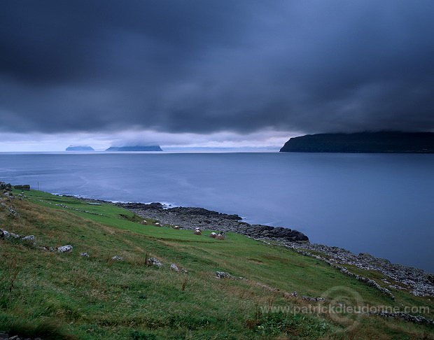 Skugvoy (Skuvoy), Stora and Litla Dimun, Faroe islands - Skuvoy, iles Feroe - FER028