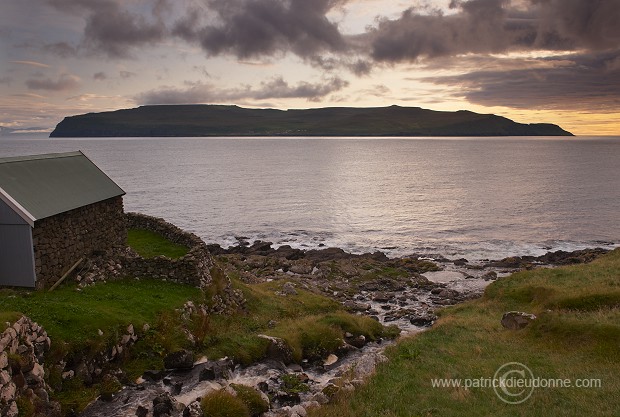 Skugvoy from Sandoy, Faroe islands - Skuvoy, iles Feroe - FER337