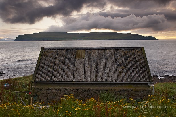 Skugvoy from Sandoy, Faroe islands - Skuvoy, iles Feroe - FER340