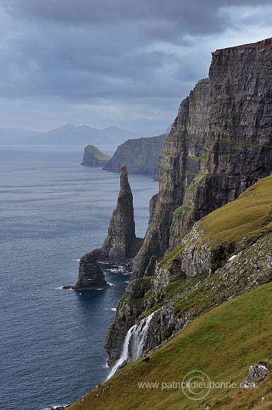 Oknadalsdrangur, Sandoy, Faroe islands - Oknadalsdrangur, iles Feroe - FER344