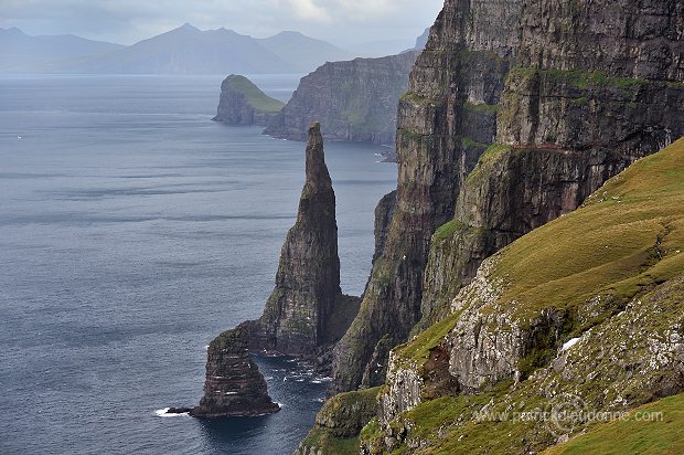Oknadalsdrangur, Sandoy, Faroe islands - Oknadalsdrangur, iles Feroe - FER345