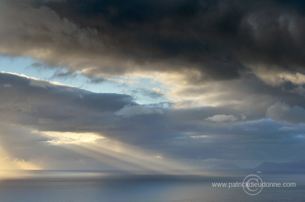 Sunrays, Sandoy, Faroe islands - Soleil, iles Feroe - FER358