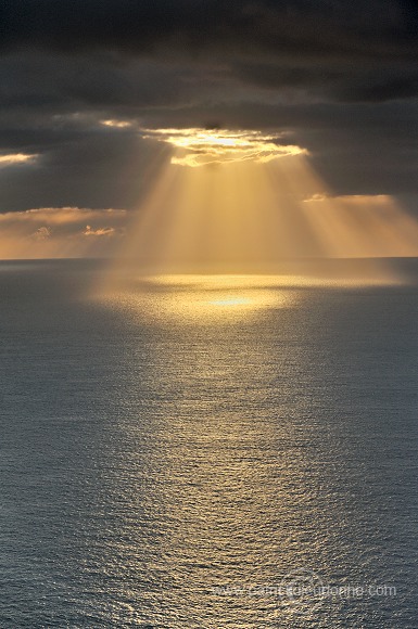 Sunrays, Sandoy, Faroe islands - Soleil, iles Feroe - FER362