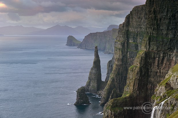 Oknadalsdrangur, Sandoy, Faroe islands - Oknadalsdrangur, iles Feroe - FER364