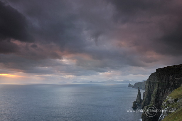 Oknadalsdrangur, Sandoy, Faroe islands - Oknadalsdrangur, iles Feroe - FER365