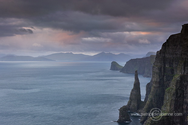 Oknadalsdrangur, Sandoy, Faroe islands - Oknadalsdrangur, iles Feroe - FER366