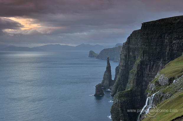 Oknadalsdrangur, Sandoy, Faroe islands - Oknadalsdrangur, iles Feroe - FER367