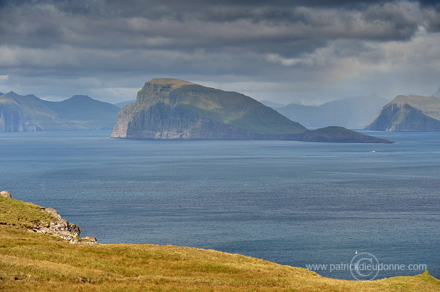 Koltur from Sandoy, Faroe islands - Koltur depuis Sandoy, iles Feroe - FER384