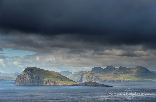 Koltur from Sandoy, Faroe islands - Koltur depuis Sandoy, iles Feroe - FER411