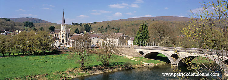 Village de Thilay, vallée de la Semoy, Ardennes, France / Thilay, Semoy valley, Ardennes, France  (FLO 67P 0009)
